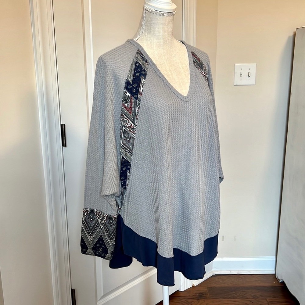 Umgee Hi-Lo Tunic Gray Base with Pretty Navy Red Green Print❤️GREAT CONDITION! - Picture 5 of 11